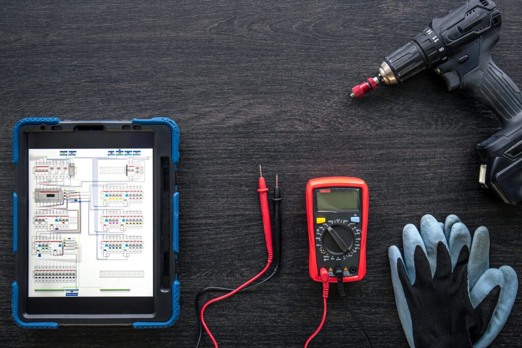 composition avec tablette numerique et elements de travail d electricien 1 2