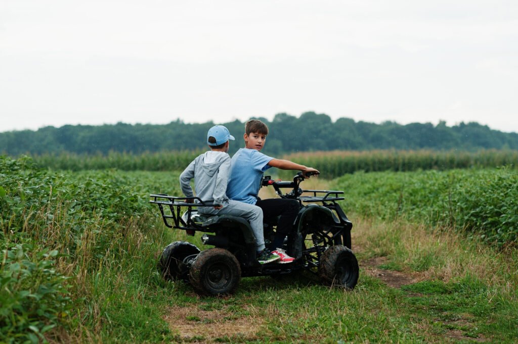 deux freres au volant d un quad vtt a quatre roues moments heureux pour les enfants