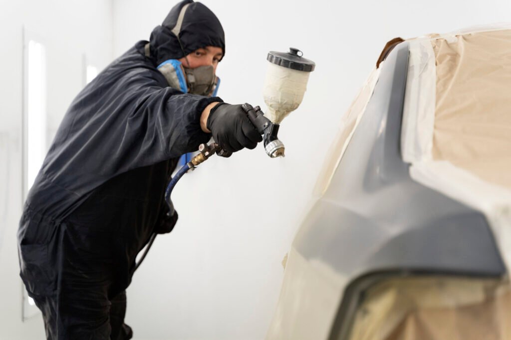 employe de service peignant une voiture en service automobile 2