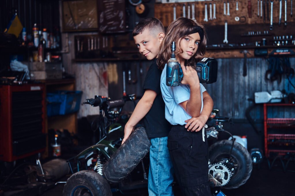 equipe de reve en action deux enfants s amusent en posant pour un photographe dans un atelier automobile