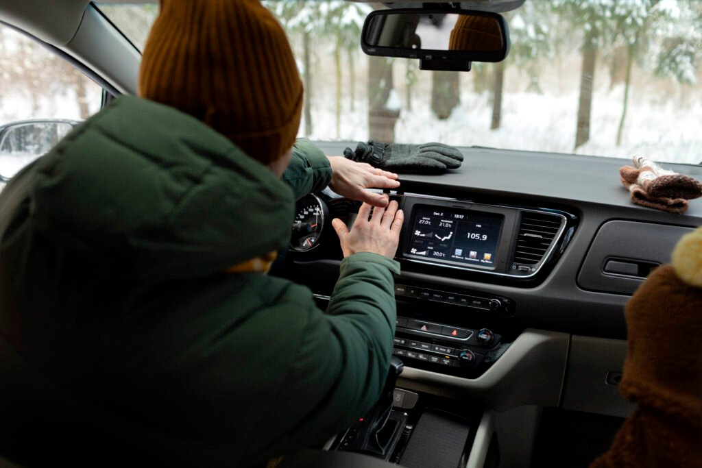 gros plan sur les personnes voyageant en voiture 1