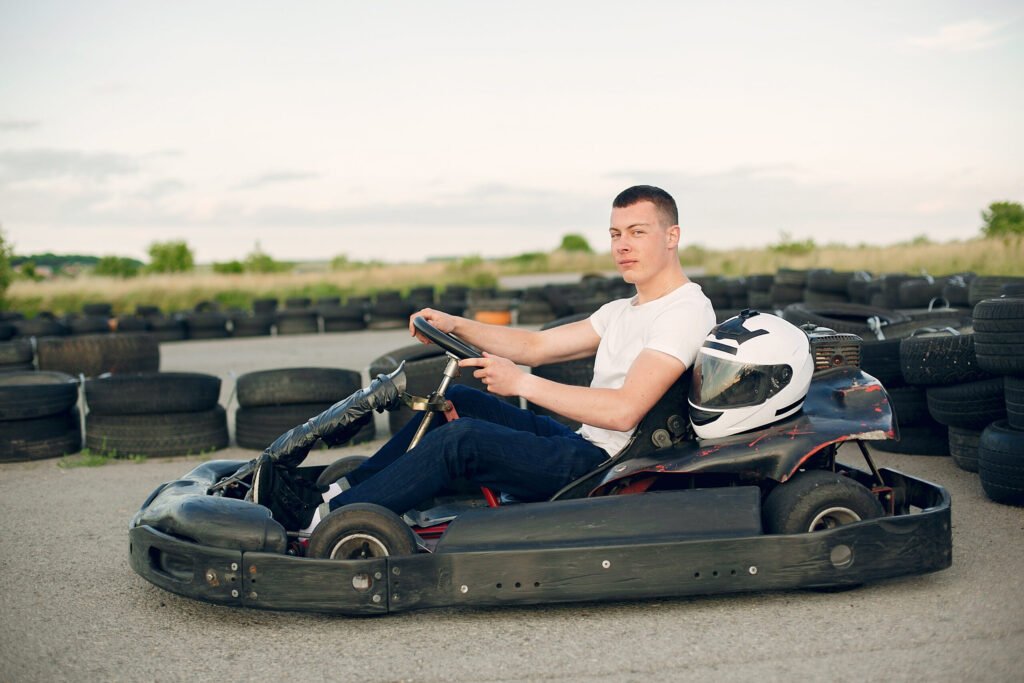homme dans un circuit de karting avec une voiture