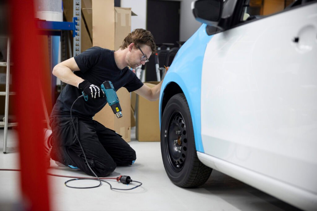 homme plein coup emballant une voiture avec une couverture bleue 1