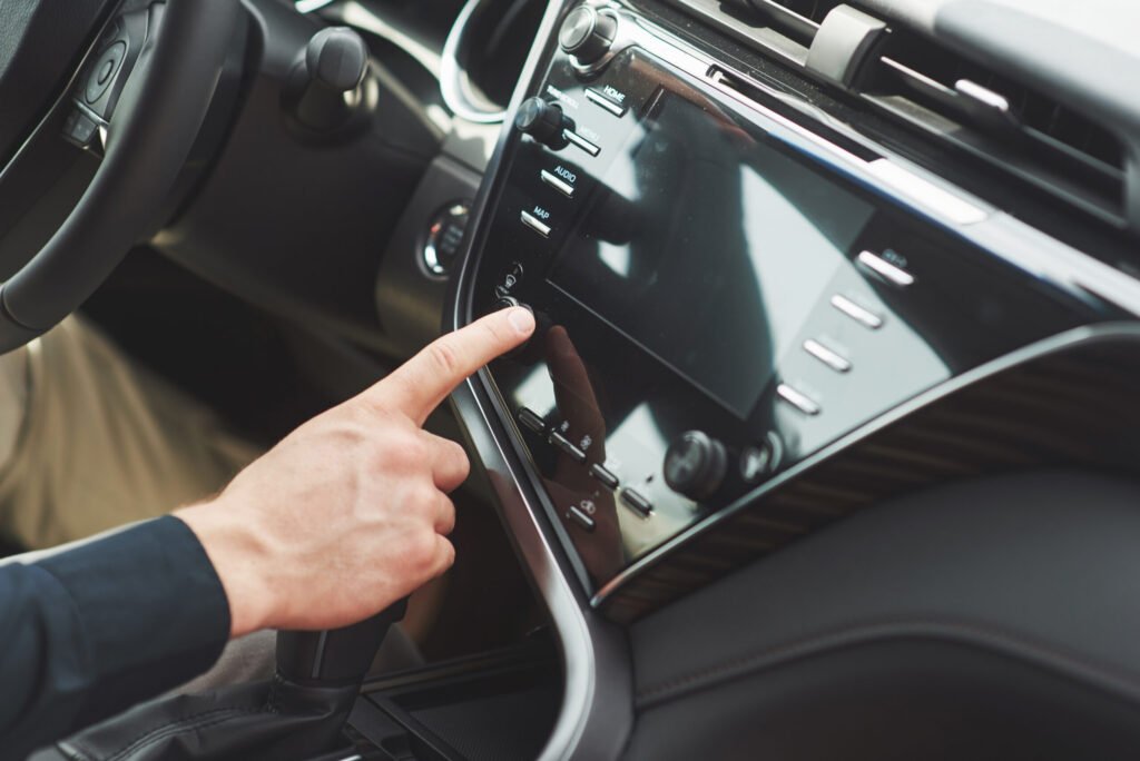 l homme comprend un systeme audio dans la voiture 1