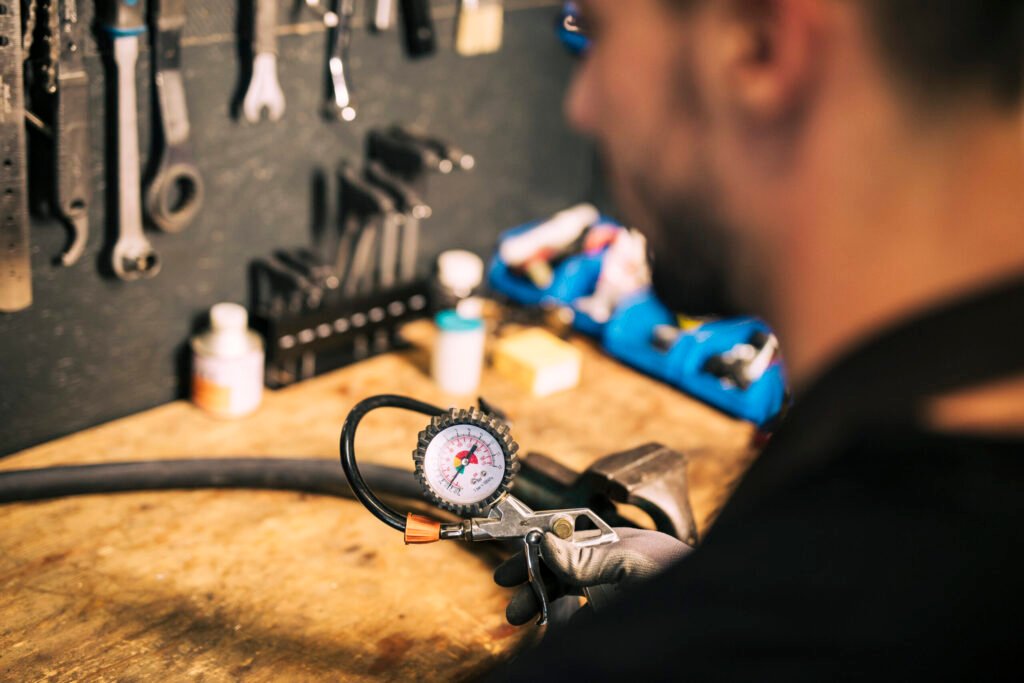 mecanicien reparant un velo
