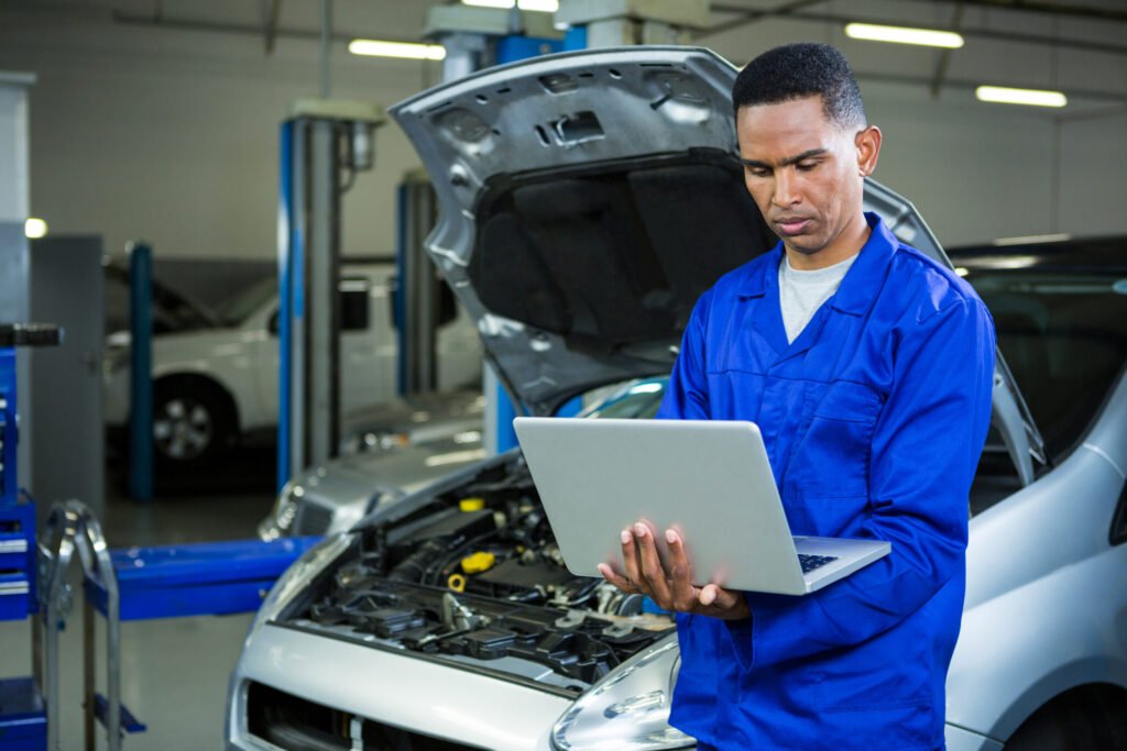 mecanicien travaillant sur ordinateur portable