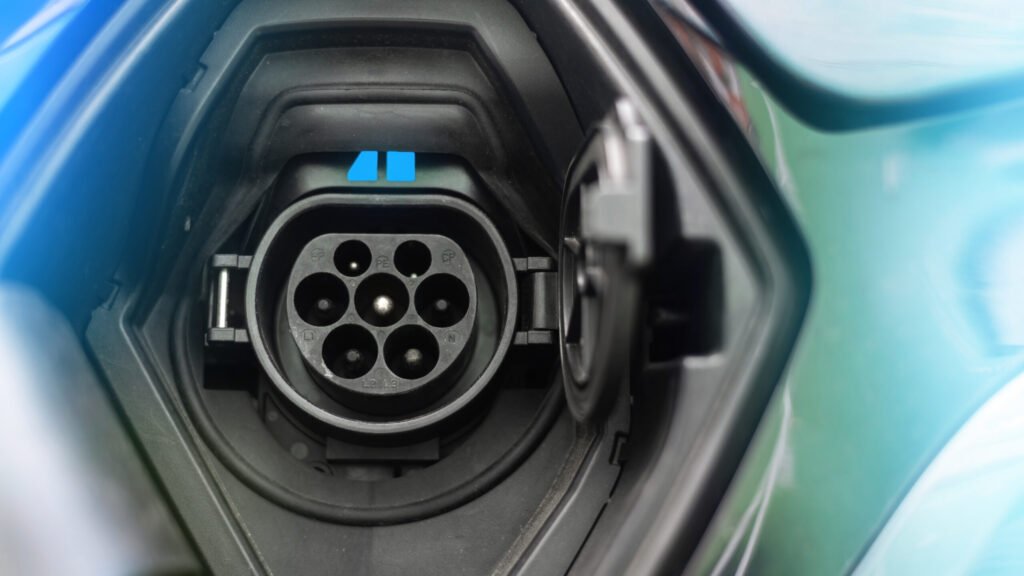 prise de charge d une voiture electrique avec lumiere bleue