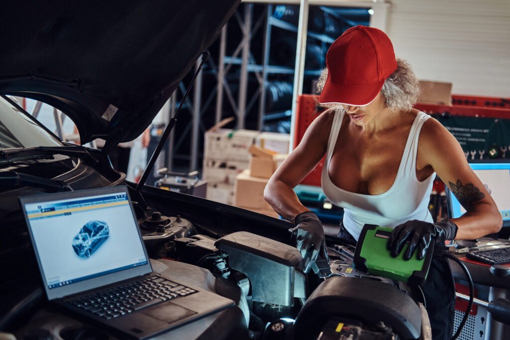 une femme virile concentree fait un diagnostic de voiture avec l aide d un ordinateur au service automobile 2