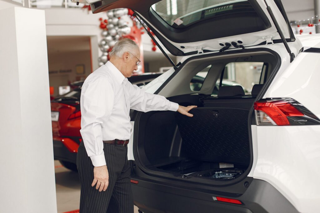 vieil homme elegant dans un salon de voiture 2