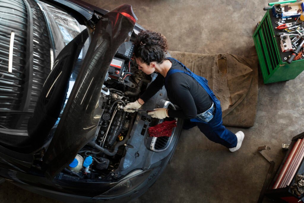 vue de dessus femme reparant une voiture 1