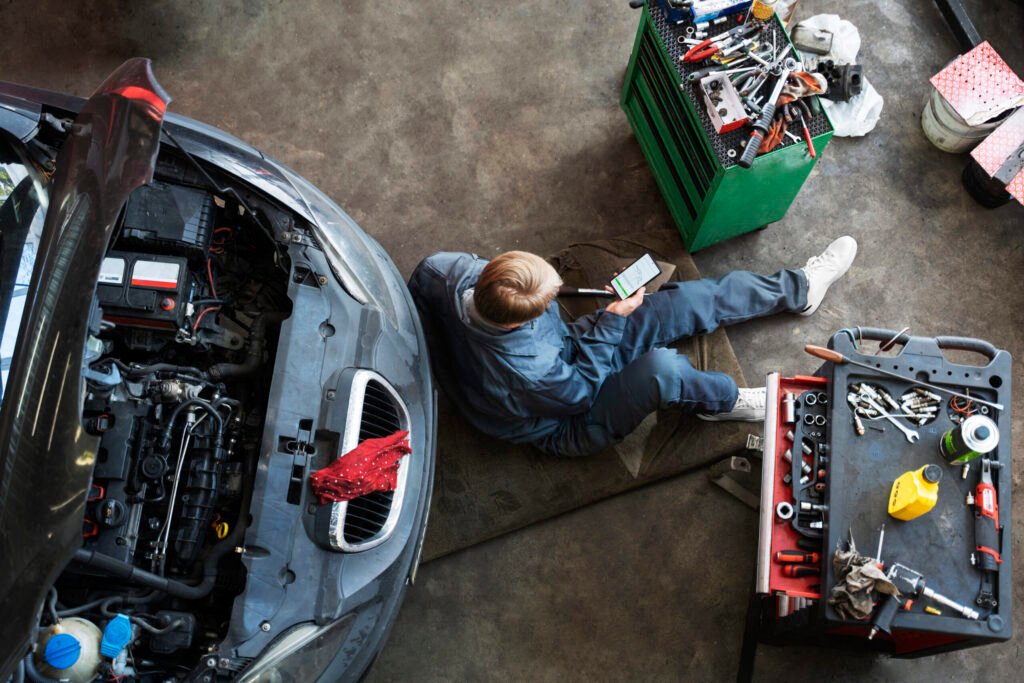 vue de dessus homme reparant une voiture 4