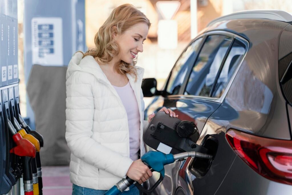 femme blonde a la station service avec sa voiture 1