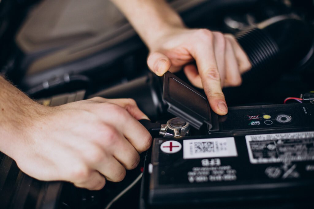 homme de reparation faisant le service de voiture