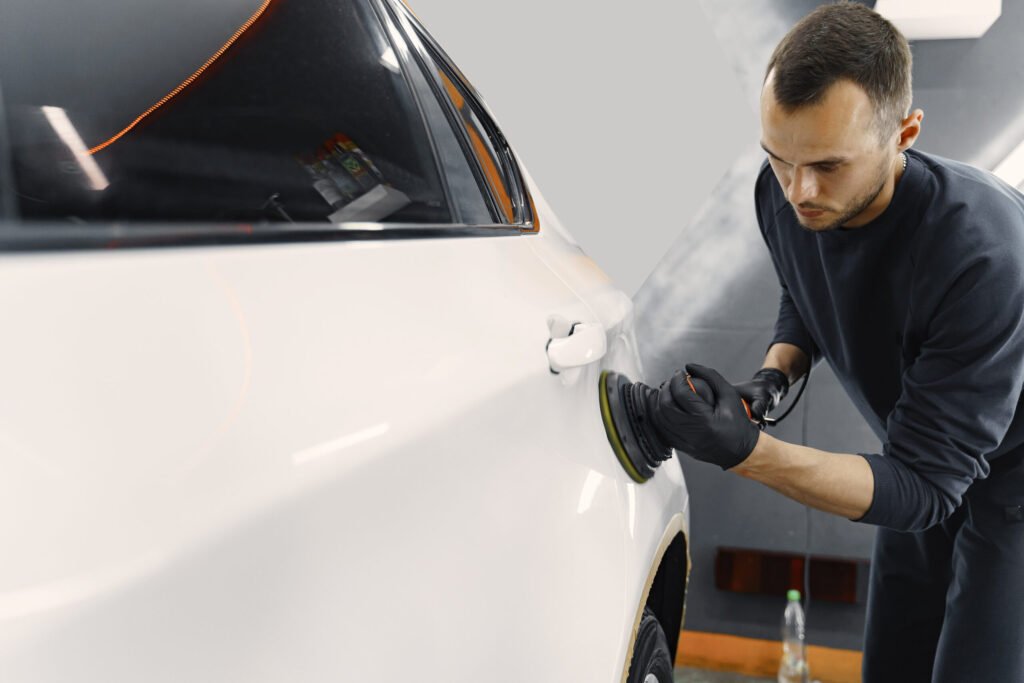 homme polir voiture garage