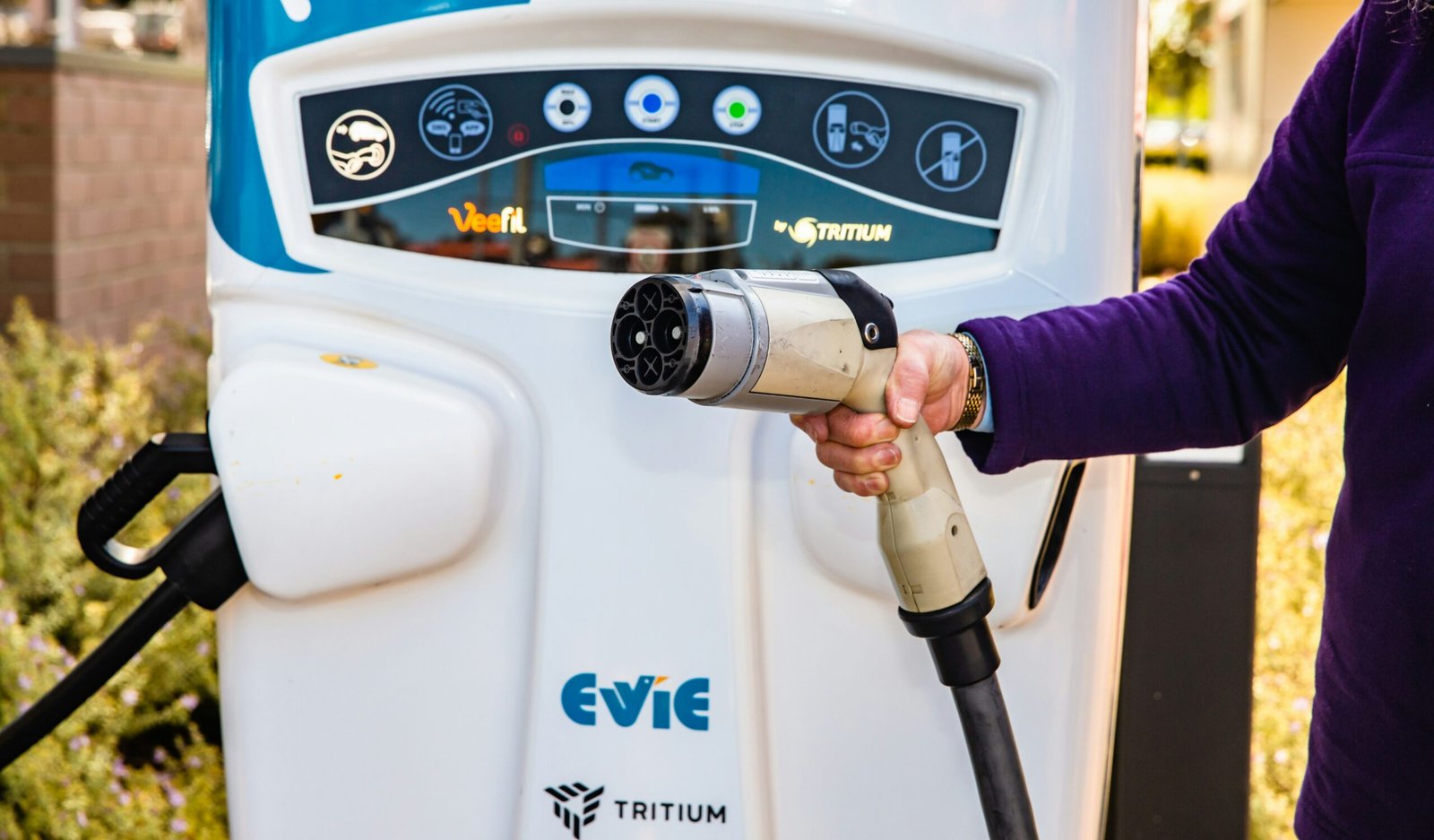 Roadside Electric Car Charging Cost – What You Need to Know