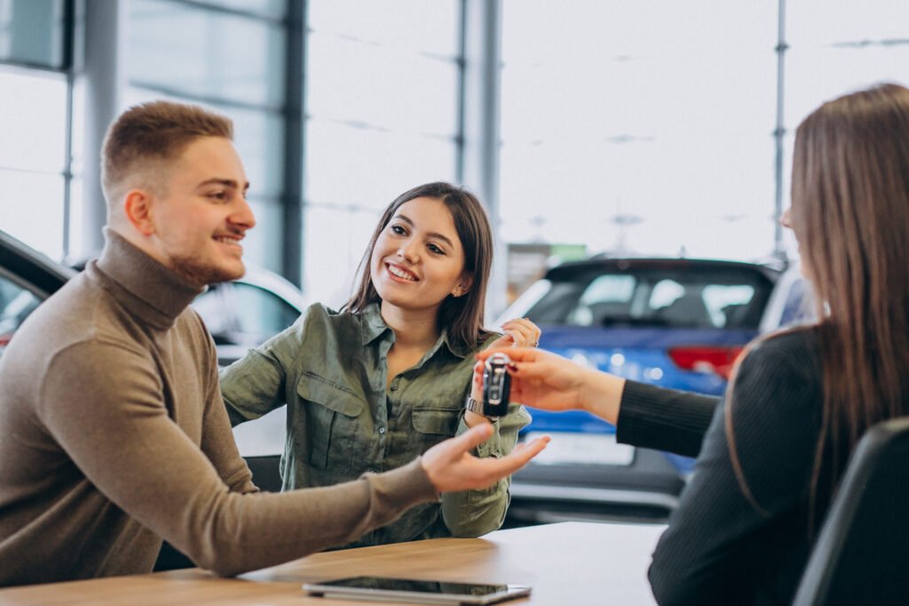 jeune couple conversation vendeur voiture salle exposition