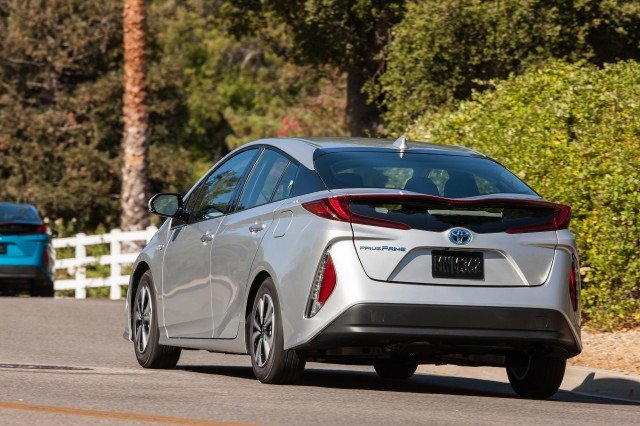 Electric vs. Hybrid: Which is Right for You in 2025? The Ultimate Buyer's Guide