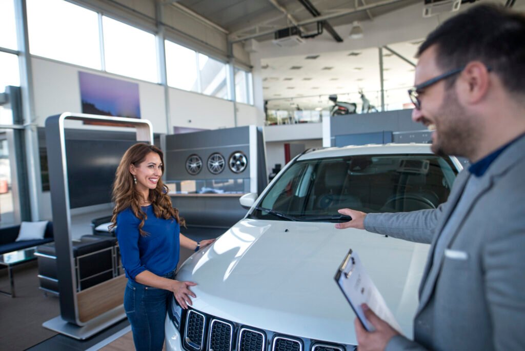 vendeur de voitures presentant le vehicule au client
