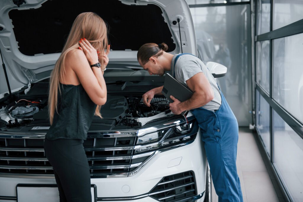 les connexions sont mauvaises resultats de la reparation homme confiant montrant quel genre de dommage sa voiture ete prise 1