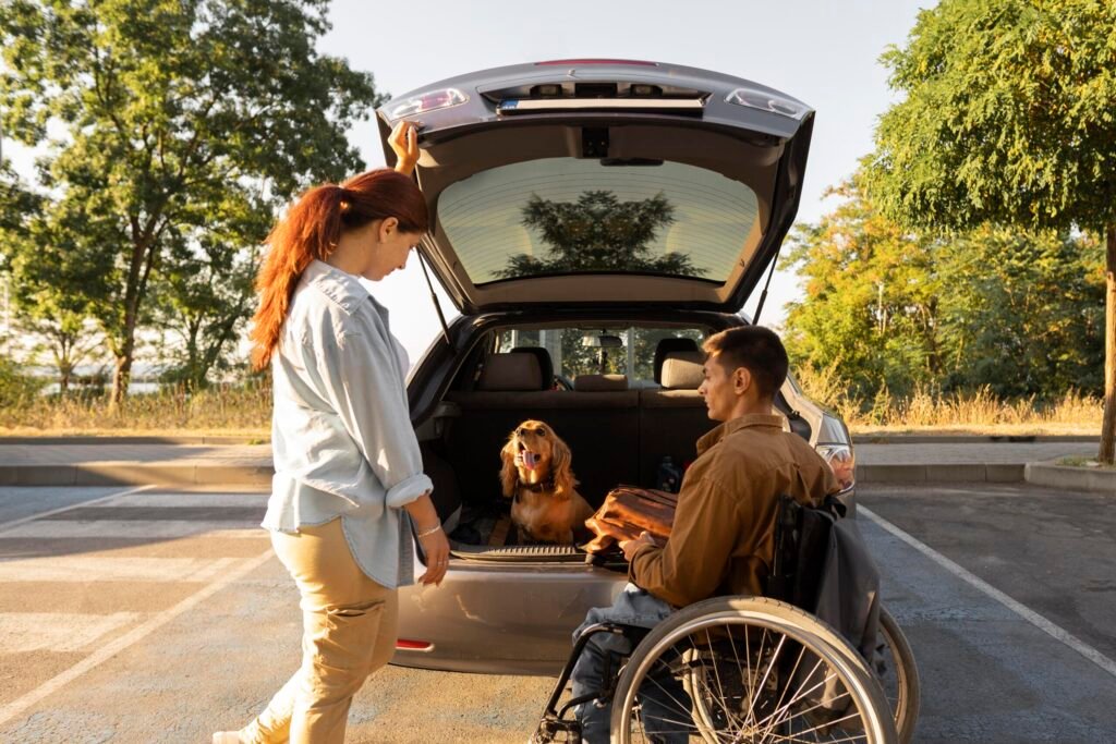 personnes en plein plan avec chien et voiture