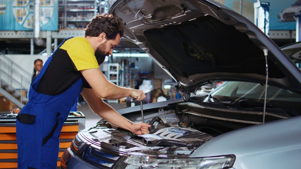 technicien automobile utilisant la realite virtuelle