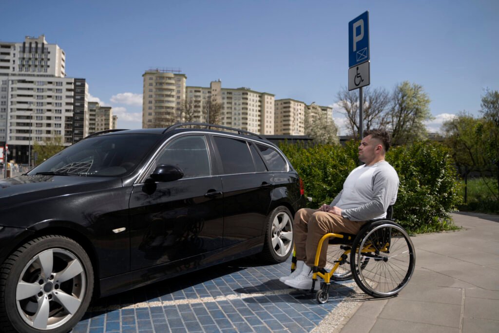 vue laterale homme en fauteuil roulant pres de la voiture