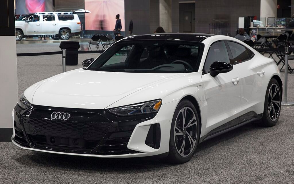 1144px 2022 Audi e tron GT in White front left NYIAS 2022