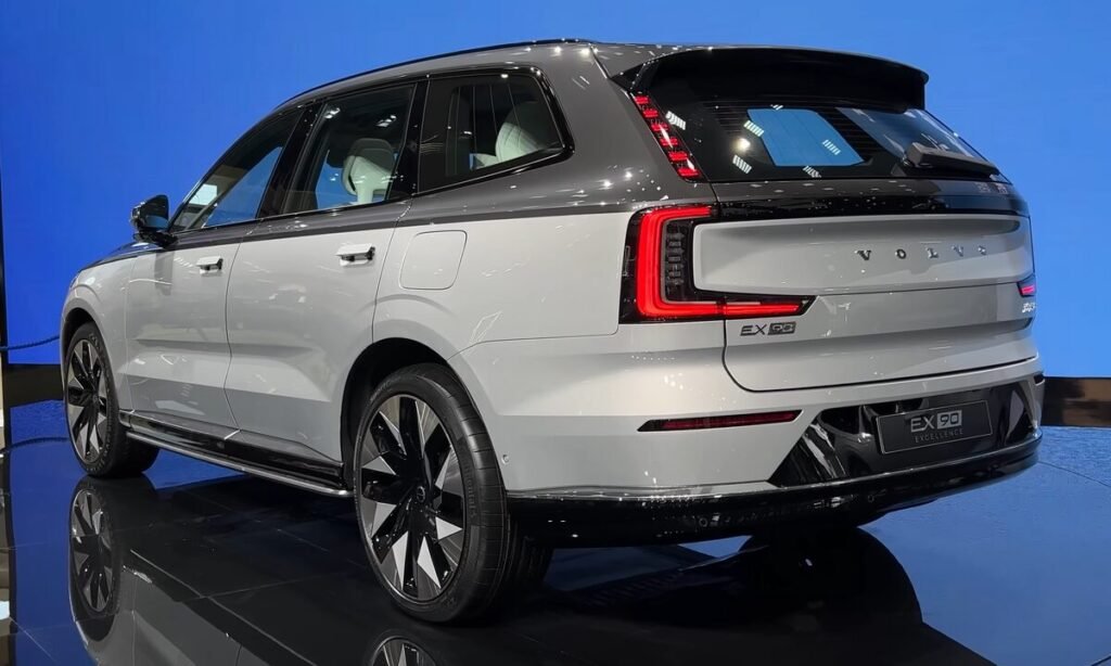 1200px 2023 Volvo EX90 Excellence China rear view