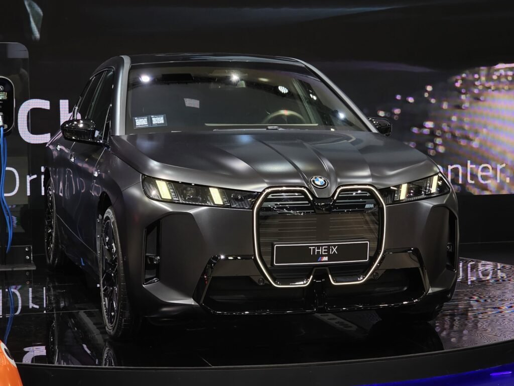BMW I20 LCI iX M70 Frozen Deep Grey Metallic 6