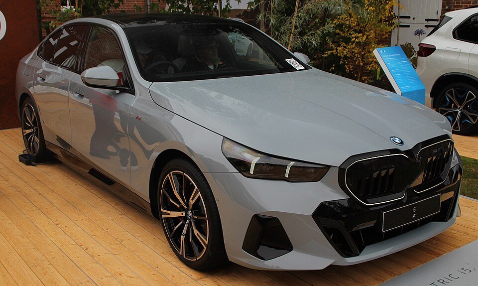 960px 2023 BMW i5