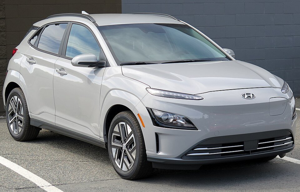 960px 2023 Hyundai Kona Electric Preferred in Cyber Grey Front Right 08 14 2022