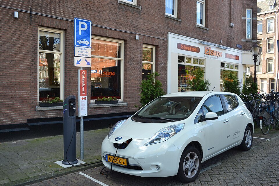960px Nissan Leaf aan Amsterdamse laadpaal
