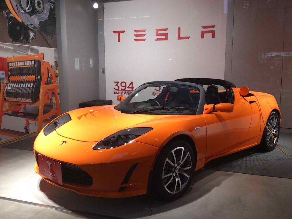 Tesla Roadster – The Electric Supercar Redefining Speed