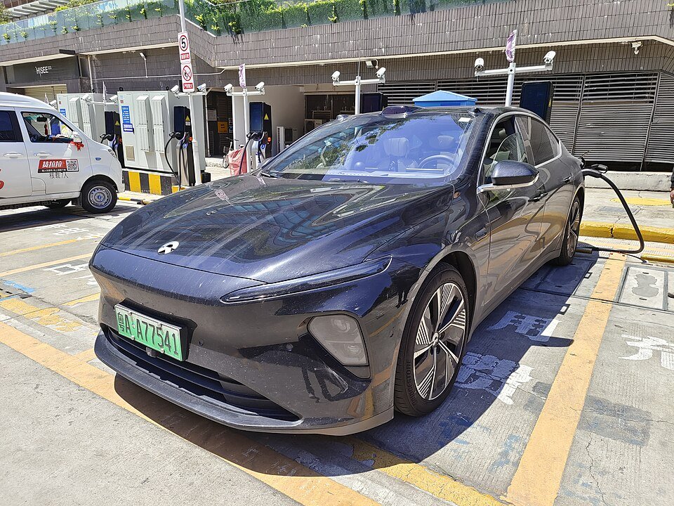 960px NIO ET7 charging front quarter view