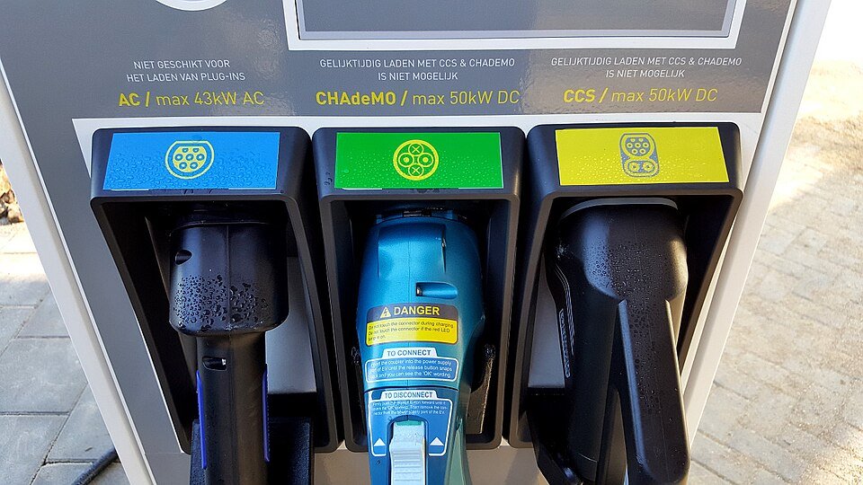 960px Fastchargepoint3plugs